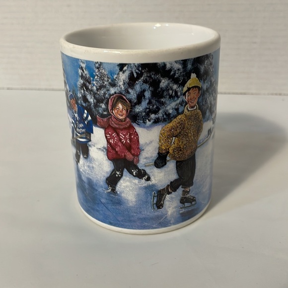 Tim Hortons limited edition collector series # 003 Skating pond. Coffee/tea mug - Picture 2 of 6